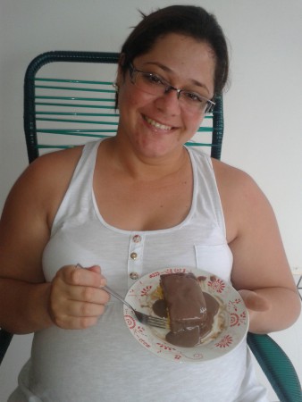Michelle e seu bebê saboreando o bolo de cenoura!